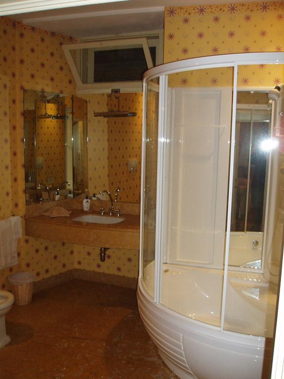 Hotel Castello Degli Angeli à Carobbio degli Angeli Chambre photo